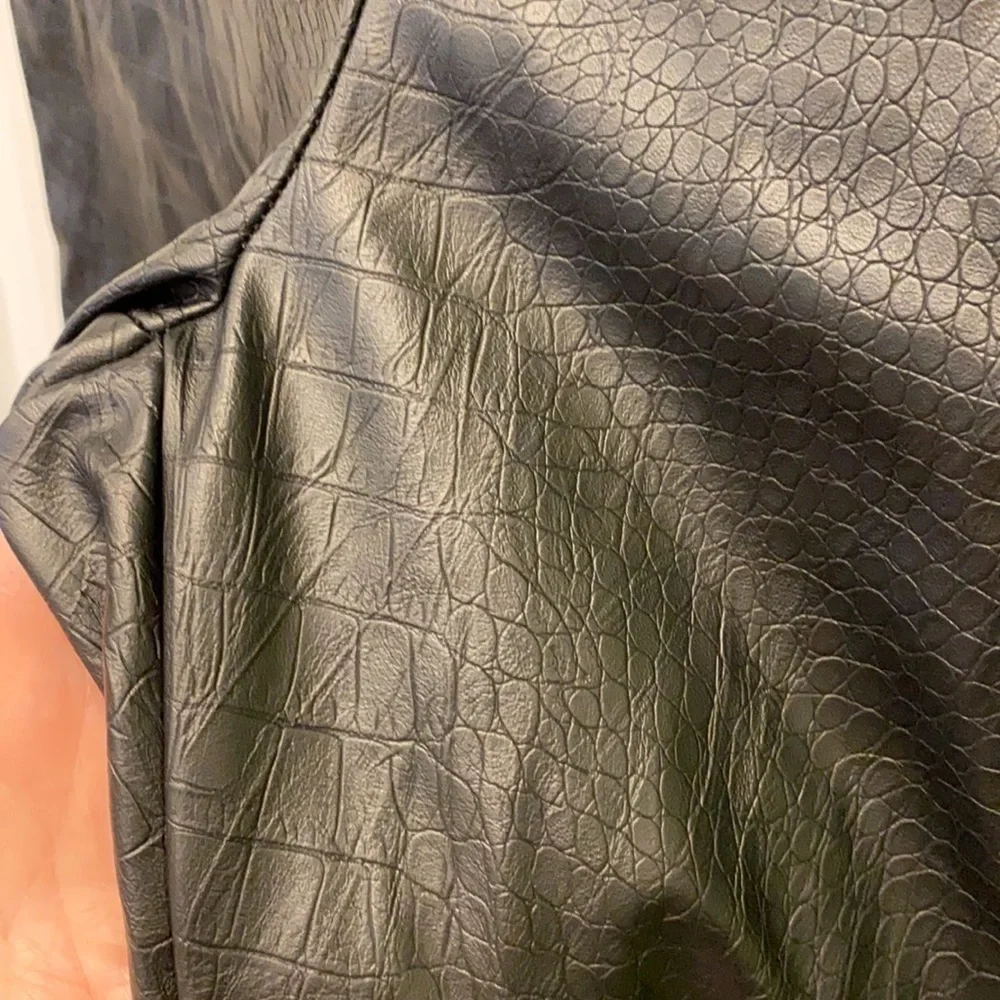 Nicole Miller NY Croc Embossed Skinny Pants EUC